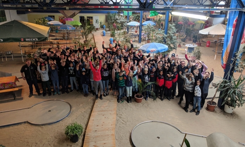 Gruppenfoto in Indoor-Minigolf Anlage. Foto: Gemeindejugendfeuerwehr Lehre