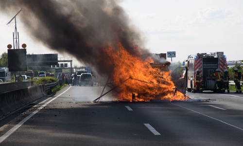 Der Transporer samt Ladung brannte vollkommen aus. Dabei wurde die Fahrbahn der Autobahn beschädigt. Foto: Polizei Braunschweig