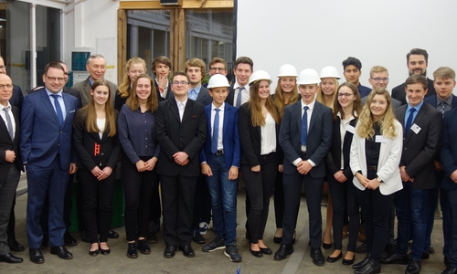21 Schülerinnen und Schüler des Gymnasiums am Bötschenberg nahmen am "Management Infomation Game" teil. Foto: FIBAV