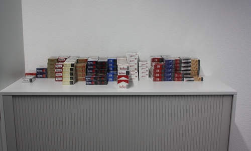 900 Schachteln Zigaretten soll der Mann zu Hause gebunkert haben. Foto: Polizei