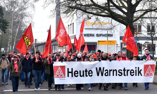 Zirka 350 Kolleginnen und Kollegen von Conti aus Früh- und Normalschicht legten ab 9 Uhr die Arbeit nieder. Foto: IG Metall Wolfsburg