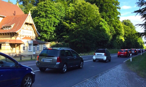 Zu den Stoßzeiten staut es sich am Sternhausberg - länger als sonst. Foto: Jan Borner