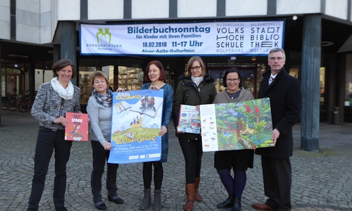 v.l.n.r. Petra Buntzoll, Stadtbibliothek, Liselotte Fieting, Lesepaten, Beate Horstmann, Kinderbibliothek, Lorena Ruschlau, Bürgerstiftung, Dr. Maren Risch, Volkshochschule, und Manfred Hüller, Bürgerstiftung. Foto: Bürgerstiftung Wolfsburg