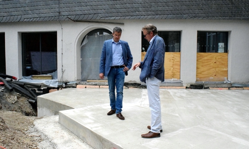 Oberbürgermeister Dr. Oliver Junk (links) und Christoph Gutmann begutachten die neue Bodenplatte vor dem Goslarer Museum. Foto: Stadt Goslar