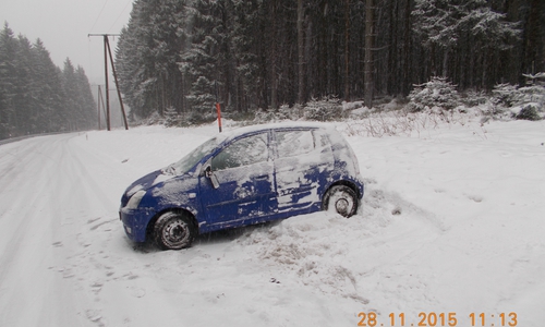 Der Wintereinbruch führte im Bereich Clausthal-Zellerfeld zu mehreren Unfällen. Dabei wurde ein Mann verletzt. Fotos: Polizei