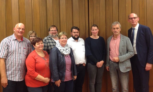 Christoph Plett, Gerhard Behrends, Christine Klinke, vorne mit Tuch Christine Heuer, sowie Mitglieder des Kreiselternrates (v. re.). Foto: CDU-Kreisverband Peine