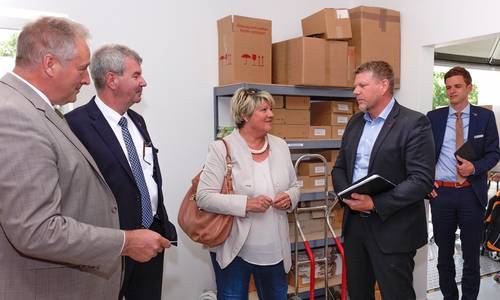 Frank Oesterhelweg (li.) und Gudrun Pieper (Mitte) zu Besuch bei Viebrockhaus in Bad Fallingbostel. Foto: privat