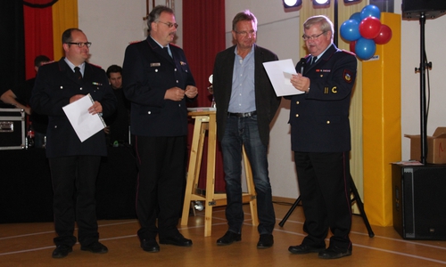 Fabian Anders, Maik Wermuth, Egbert Rippel gratulierten Dirk Gremmel zur 40-jährigen Mitgliedschaft. Foto: Andreas Meißner