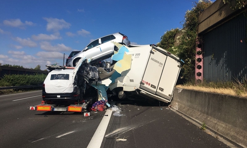 Mindestens vier Neuwagen wurden durch den Crash beschädigt. Fotos/Video: Aktuell24 (KR)
