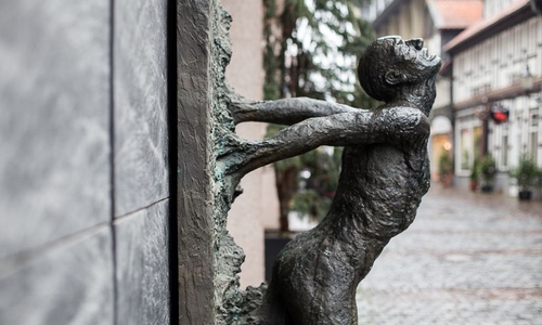 „Aus den Zwängen sich befreien“ von Ursula Focke befindet sich an der Nordseite von Karstadt und ist eines der rund 200 Kunstwerke, auf die die neue Fotostrecke hinweist. Foto: Dirk A. Schermer