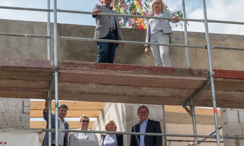 Oben: Investor Jörg Selz mit AWO-Kreisvorsitzende Gabriele Siebert-Paul, Unten: Thorsten Drahn von der Stadt Wolfenbüttel, Kita-Leitung Anja Bach, Anne-Kathrin Hass vom AWO-Kreisverband und Wilhelm Schmidt, Vorsitzende des Bundespräsidiums der AWO. Fotos: Tanja Bischoff