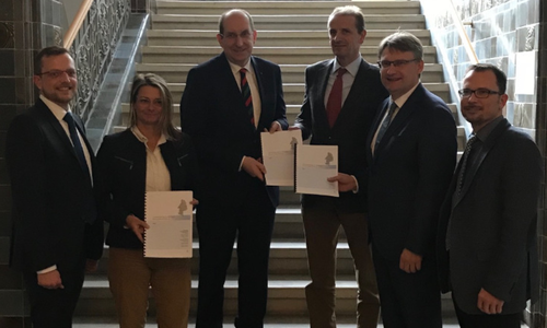 Jan-Christoph Ahrens, Geschäftsstellenleiter TourismusRegion BraunschweigerLAND e. V.; Nicole Lüdicke, Vorsitzende des TourismusRegion BraunschweigerLAND e. V.; Landesbeauftragter Matthias Wun- derling-Weilbier, Amt für regionale Landesentwicklung; Hennig Brandes, Verbandsdirektor Regionalverband Großraum Braunschweig; Dr. Frank Fabian, Geschäftsführer Allianz für die Region GmbH und Thomas Klein, Leiter Handlungsfeld Freizeit der Allianz für die Region GmbH stellen das Tourismuskonzept für die Region Braunschweig-Wolfsburg vor (v. li.). Foto: Amt für regionale Landesentwicklung Braunschweig