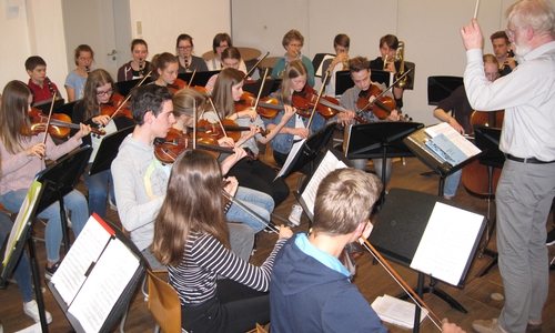 Das Schulorchester der Großen Schule bei der Orchesterprobe für das Jubiläumskonzert im Dr. Oskar-Sommer-Haus. Fotos: Große Schule