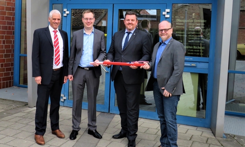 Von links: Dieter Braetsch und Thomas Breer (Deutsche Glasfaser) mit Bürgermeister Andreas Busch und seinem Allgemeinen Vertreter Tobias Breske bei der symbolischen Übergabe eines Glasfaserkabels. Foto: Gemeinde Lehre