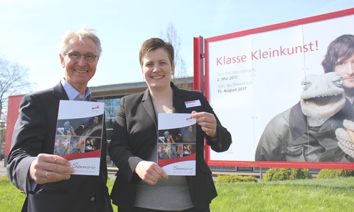 Wolfgang Stein, Geschäftsführer, und Stefanie Schrader, Verantwortliche für Eigenveranstaltungen, stellen das Programm für die nächste Saison vor. Foto: Sandra Zecchino