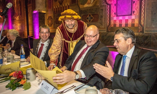 Peter Altmaier (2. von rechts) lässt sich Oberbürgermeister Dr. Oliver Junk (von links), dem vom Herold sowie Ehrenbürger Sigmar Gabriel die Speisekarte erläutern.  Fotos: Stadt Goslar/Schenk