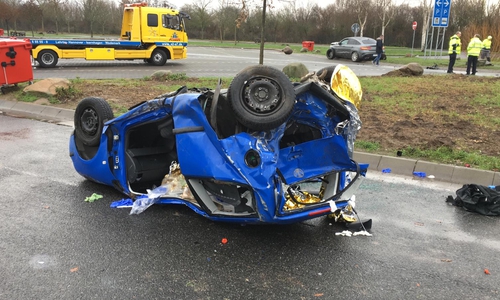 Eines der Fahrzeuge landete auf dem Parkplatz auf dem Dach. Fotos und Video: aktuell24/Kr