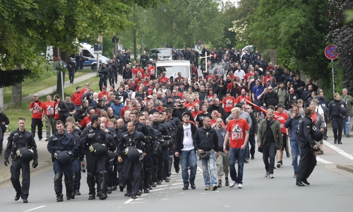 Der Zug der Rechten wurde von der Polizei begleitet. Fotos: Alexander Panknin