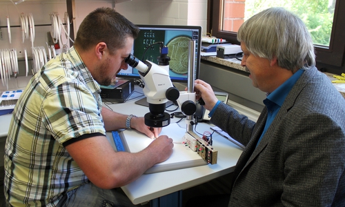 Ronny Franke, Student im Studiengang Automatisierung und Energiesysteme (links) und Prof Dr Karl-Dieter Tieste arbeiten an der Platine mit SMD Bauteilen. Foto: Privat