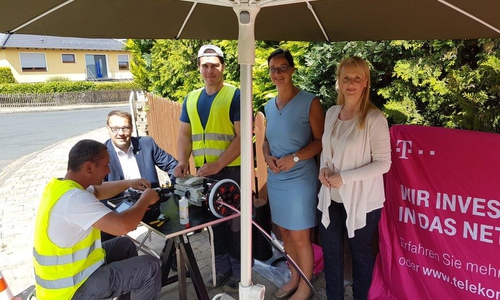 Samtgemeindebürgermeister Gero Janze (l.) und Bürgermeisterin Veronika Koch (2.v.r.) informieren sich vor Ort bei Regio-Managerin Sabine Köhler (r.) und den zuständigen Technikern der Telekom. Foto: Samtgemeinde Grasleben