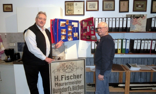Ein Firmenschild von 1930 war Frank Oesterhelwegs (li.) Mitbringsel für Horst Michler. Foto: CDU