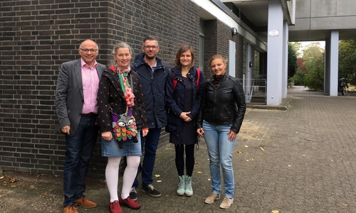 Frank Roth, Behindertenbeirat Wolfsburg e.V. und Leitung EUTB, Ina Sturm, Beraterin in der EUTB, Mirko Dimitrijevic, Bereich Service und Soziales der Neuland, Brid Rethfeld-Heilmann, zukünftige Beraterin der EUTB und Julia Wenzel, Gewerbemanagement der Neuland. Foto: Behindertenbeirat Wolfsburg e.V.