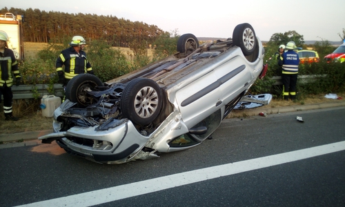 Das verunfallte Auto rutschte bei dem Unfall etliche Meter auf dem Dach. Foto: Gemeindefeuerwehr Lehre