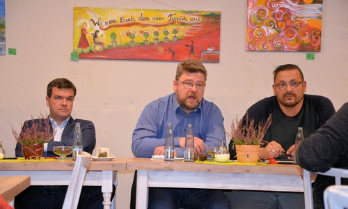 Dr. Alexander Saipa und Marcus Seidel beantwortete Fragen der Zuhörer. Foto: SPD