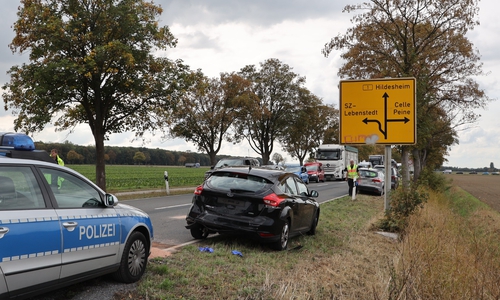 Drei Autos wurden bei dem Unfall aufeinander geschoben. Fotos: Rudolf Karliczek