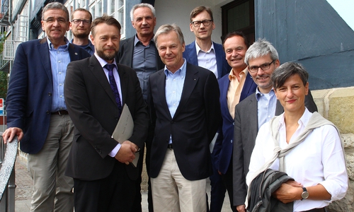 Bürgermeister Thomas Pink, Frank Niemeyer (Planungsamt), Bauamtsleiter Ivica Lukanic, Wolfgang-Michael Pax, Hansjochen Schwieger, Martin Diekmann, Thomas Mudra, Bauausschussvorsitzender Stefan Brix und Karin Kellner. Foto: Stadt Wolfenbüttel
