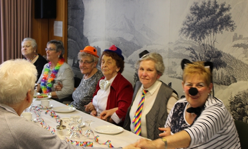 Schunkeln war Pflicht beim Faschingsball. Fotos: Frederick Becker 