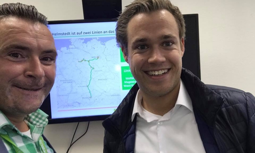 Patrick Kurth (Leiter Politik von FlixBus) und Lars Alt (FDP-Landtagskandidat, FDP-Kreisvorsitzender in Helmstedt) vor dem Helmstedter Streckenplan in der Berliner Zentrale von FlixBus. Foto: FDP