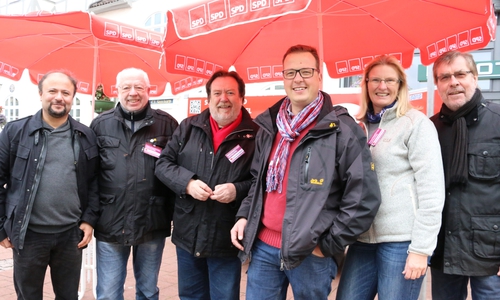 Die SPD stand mit dem neuen Bauausschuss-Vorsitzenden Uwe Kiehne (zweiter von links) und dem Stadtverbandsvorsitzenden Jan Schröder (vierter von links) für Gespräche zur Verfügung. Foto: Werner Heise