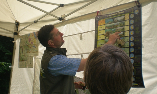 Christian Böttrich erläutert während einer Schulexkursion in den Elm, dass es in der Erdgeschichte eine Vielzahl von unterschiedlichen Klimaphasen gab. Fotos: Insa den Vries

 