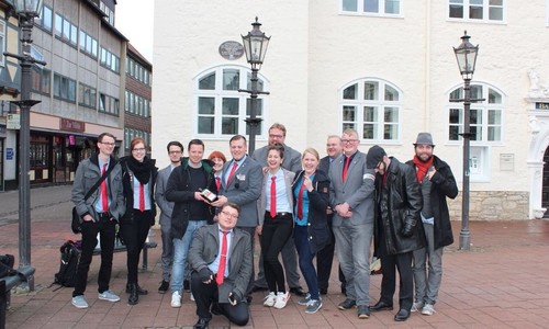 Die Partei Wolfenbüttel hielt eine Mahnwache in der Innenstadt ab. Foto: Die Partei