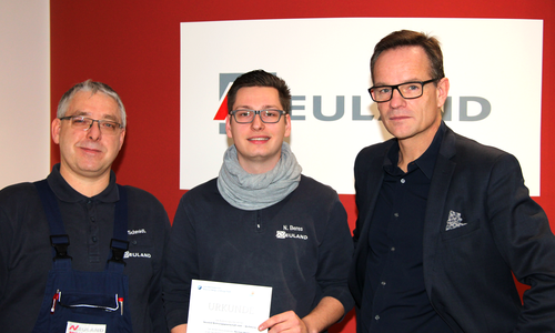 Norman Beres, Azubi im Gewerk Elektro bei der NEULAND Wohnungsgesellschaft mbh, freut sich über den Europass. Foto: Neuland