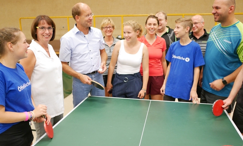 Spontan forderte Michael Waßmann (3.vl.) zu einem kleinen Match. Foto: Andrea Föniger