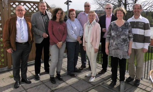 Die SPD-Kreistagsfraktion mit ihrem Vorsitzenden Falk Hensel (3. v. r.) wurde vom WSV-Vorstand, vertreten durch Rainer Porath (5. v. l.), Detlef Justen (r.), Nina Justen (2. v. r.) und Andreas Meißler (l.) willkommen geheißen. SPD-Landtagskandidatin Dunja Kreiser (6. v. l.) nahm ebenfalls an der Veranstaltung teil. Foto: Meißler