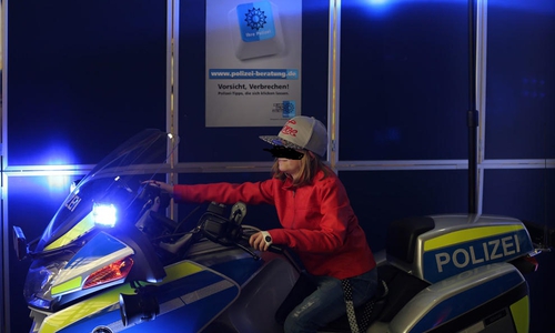 Für die "Kleinen" steht ein Polizeimotorrad "zum Anfassen" zur Verfügung. Foto: Polizei