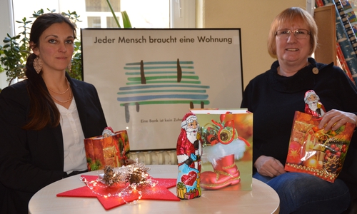 Jenny Thiele-Meier und Bärbel Schuster packen wieder bunte Weihnachtstüten. Foto: Ambulante Hilfe
