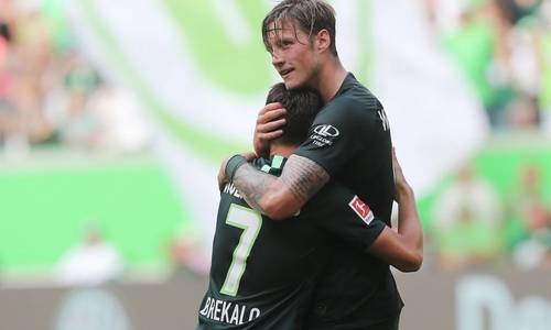 Der Tor-Riese und sein Vorlagengeber: Bei Wout Weghorst und Josip Brekalo passt die Abstimmung. Foto: Agentur Hübner/Archiv