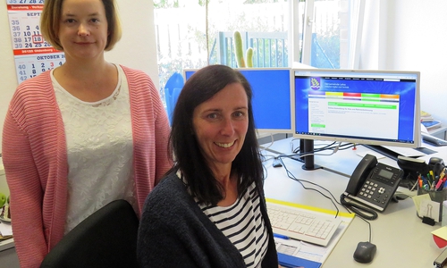 Bereichsleiterin Nicole Behlendorf und Marina Köther präsentieren das neue Onlineformular. Foto: Gemeinde Lehre
