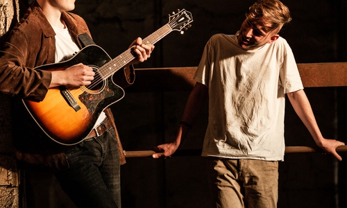 Die Band RAUM27 spielt auf dem open Air zum sechsten Stallgeburtstag.

Foto: Studio 23