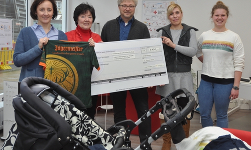 Manja Puschnerus (links) überreichte zusammen mit Veronika Völkel (von rechts) und Jasmin Krebs den Spendenscheck an Uwe Rump-Kahl und Juliane Liersch. Foto: DRK