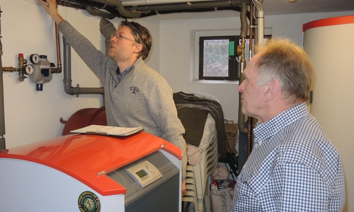 Energieberater Martin Leifhelm erklärt vor Ort, an welchen Rohren noch Dämmung nachgerüstet werden sollte. Foto: Landkreis