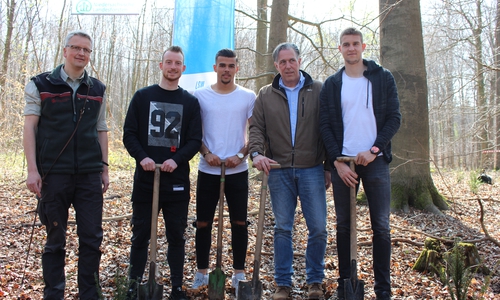 Dirk Schäfer (l.) Niedersächsische Landesforsten und LSW-Geschäftsführer Jürgen Hiller (2.v.r.) setzten zusammen mit Maximilian Arnold, Robin Ziegele und Hendrik Hansen den Startschuss für den nächsten "VfL-Wald". Fotos: Eva Sorembik