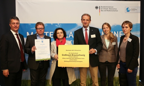 Von links: Staatssekretär im BMUB Gunther Adler, Projektleiter beim ZGB Patrick Nestler, MdB Dr. Carola Reimann, ZGB-Verbandsdirektor Hennig Brandes und die Projekt-Mitarbeiterinnen Janna Gehrke und Nadège Fiard. Foto: BMUB  