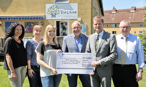 Von links: Andrea Freier (Stadt Wolfenbüttel/Runder Tisch), Rabea Hohl (Leiterin Stabsstelle Flüchtlinge), Susanne Pensler (Stadtteiltreff-Koordinatorin), Hermann Isensee (Rotary-Club/Organisator Konzert), Michael Siebert Präsident Rotary-Club) und Heinz-Georg Ahrens (Vorsitzender Förderverein Rotary-Club) bei der Spendenübergabe.  Foto: Stadt Wolfenbüttel