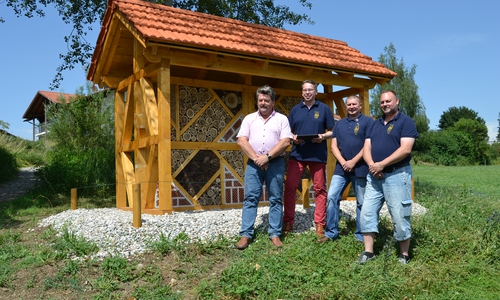 Die Erbauer vor ihrem Meisterwerk: (von rechts) vom Vorstand des „Vereins Unabhängige Treiber Hedeper“ stellvertretender Vorsitzender Olaf Vokuhl, Vorsitzender Peer Narup und Thomas Strube zusammen mit Pittenharts Bürgermeister Sepp Reithmeier. Foto: Peer Narup