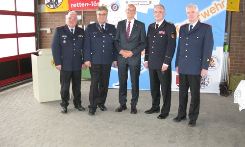 KBM Rüdiger Ernst, Klaus- Peter Bachmann, Landrat Franz Einhaus, Vizepräsident des Deutschen Feuerwehrverbandes Karl- Heinz Knorr, Vizepräsident des LFV Niedersachsen Regierungsbrandmeister Jürgen Ehlers. Foto: Kreisfeuerwehr Peine